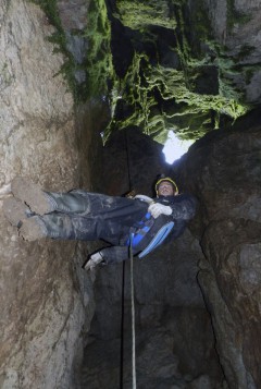 Пещера Эгиз-Тинах-1. Дмитрий Бирюков на подъёме из пещеры
