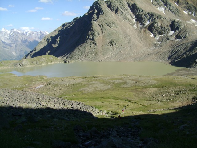 Вид на озеро Сылтранкель с подъема на перевал Сылтран.