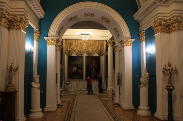 Внутри дворца Румянцевых-Паскевичей
